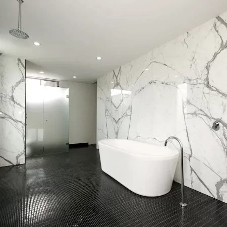 sala da bagno con rivestimento di marmo bianco statuario realizzato a macchia aperta