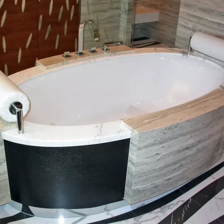 Sala da bagno in travertino silver, calacatta e nero marquina
