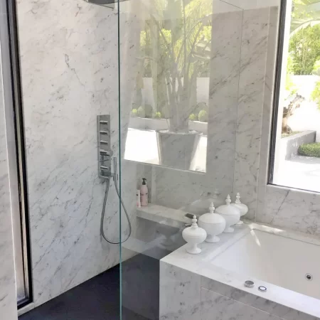 Sala da bagno in bianco carrara c