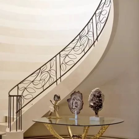 Scala in marmo crema marfil con scalini e pavimento in crema marfil e pietra grey - graffite marfil e