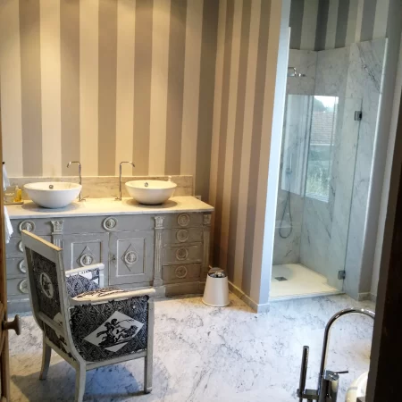 sala da bagno in bianco carrara c