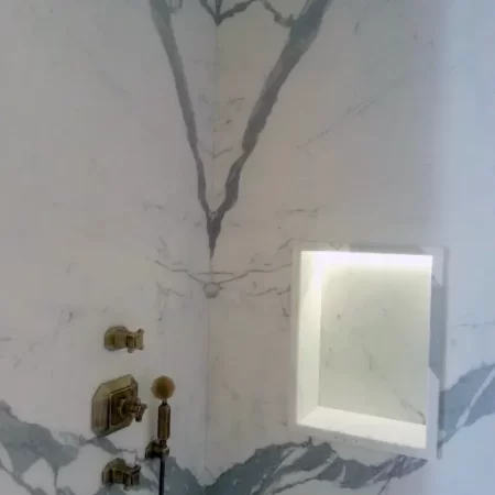 Sala da bagno con rivestimento parete in bianco statuario extra qualità a macchia aperta