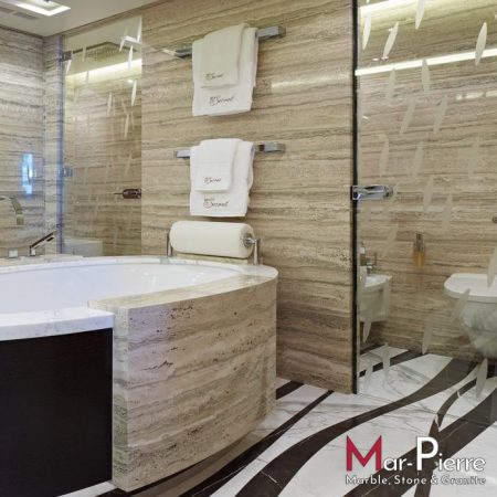 Sala da Bagno realizzata in Travertino Silver e pavimento tagliato a waterjet in Statuario e Nero Marquina